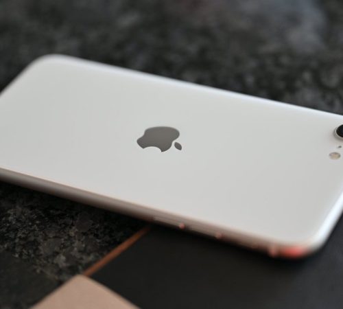 苹果计划在2025年推出配备自家5G芯片的iPhone SE