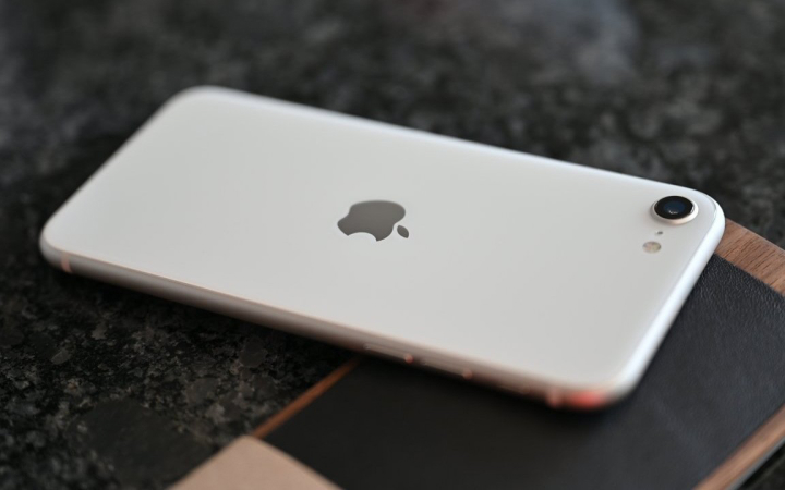 苹果计划在2025年推出配备自家5G芯片的iPhone SE